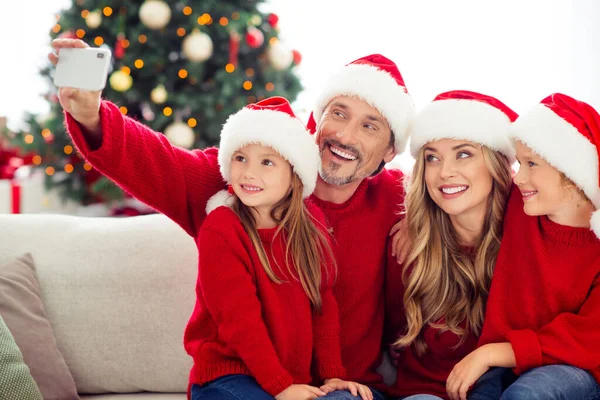 Portret van mooie mooie mooie schattige grote vol vrolijke familie kleine kinderen zitten op de bank nemen selfie traditie Eve Noel in licht wit interieur huis binnen — Stockfoto