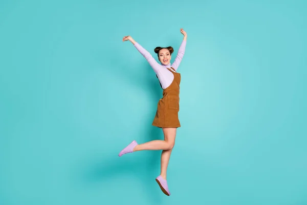 Heyecanlı, şanslı bayan şampiyonun tam vücut fotoğrafı oley atlama el kaldırma hareketi iki popo mor spor ayakkabı sonbahar moda kahverengi mini elbise münferit deniz mavisi arka plan — Stok fotoğraf