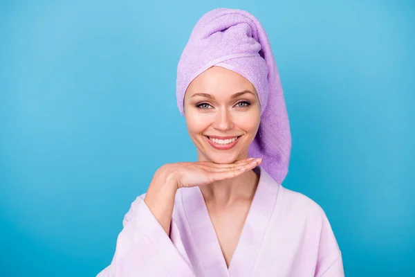 Фото прекрасной девушки белый подбородок улыбка руки носить фиолетовый халат полотенце тюрбан изолированный синий цвет фона — стоковое фото
