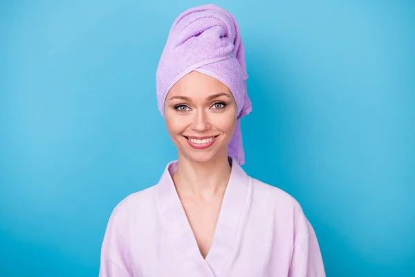 Foto de jovem senhora toothy branco sorriso olhar câmera desgaste violeta toalha turbante roupão isolado azul cor fundo — Fotografia de Stock