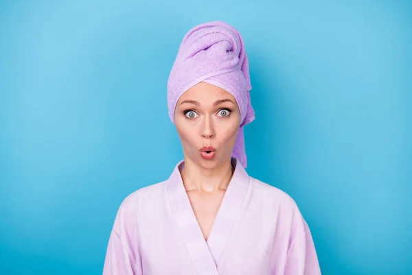 Photo de jeune femme sans voix caméra fixe porter une serviette violette turban peignoir isolé fond de couleur bleue — Photo