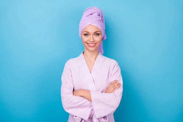 Photo de l'auto-assuré mignon dame mains croisées blanc sourire porter pourpre serviette turban peignoir isolé fond de couleur bleue — Photo