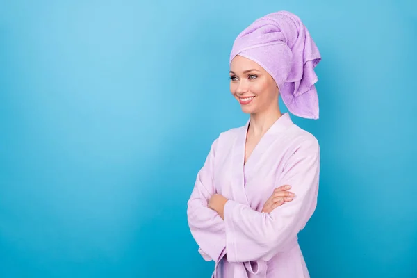Профиль фото прекрасной молодой женщины скрещенные руки выглядят пустое пространство носить фиолетовый полотенце тюрбан халат изолированы синий цвет фона — стоковое фото