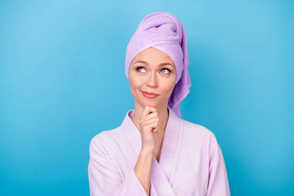 Foto de menina jovem dedo queixo interessado olhar para o espaço vazio desgaste roxo toalha turbante banho roupão isolado azul cor fundo — Fotografia de Stock