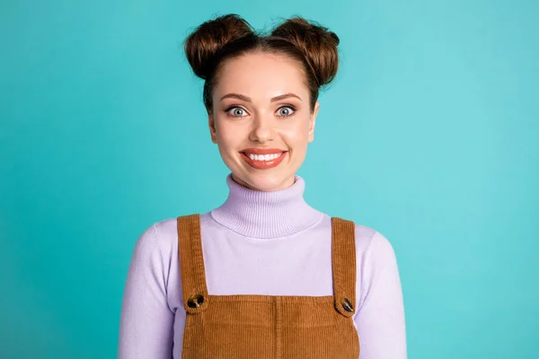 Foto de bonitos adorables labios llenos radiantes dama infantil humor tonto divertirse fin de semana dos lindos bollos usan suéter púrpura pana marrón pana en general aislado vivo color turquesa fondo —  Fotos de Stock