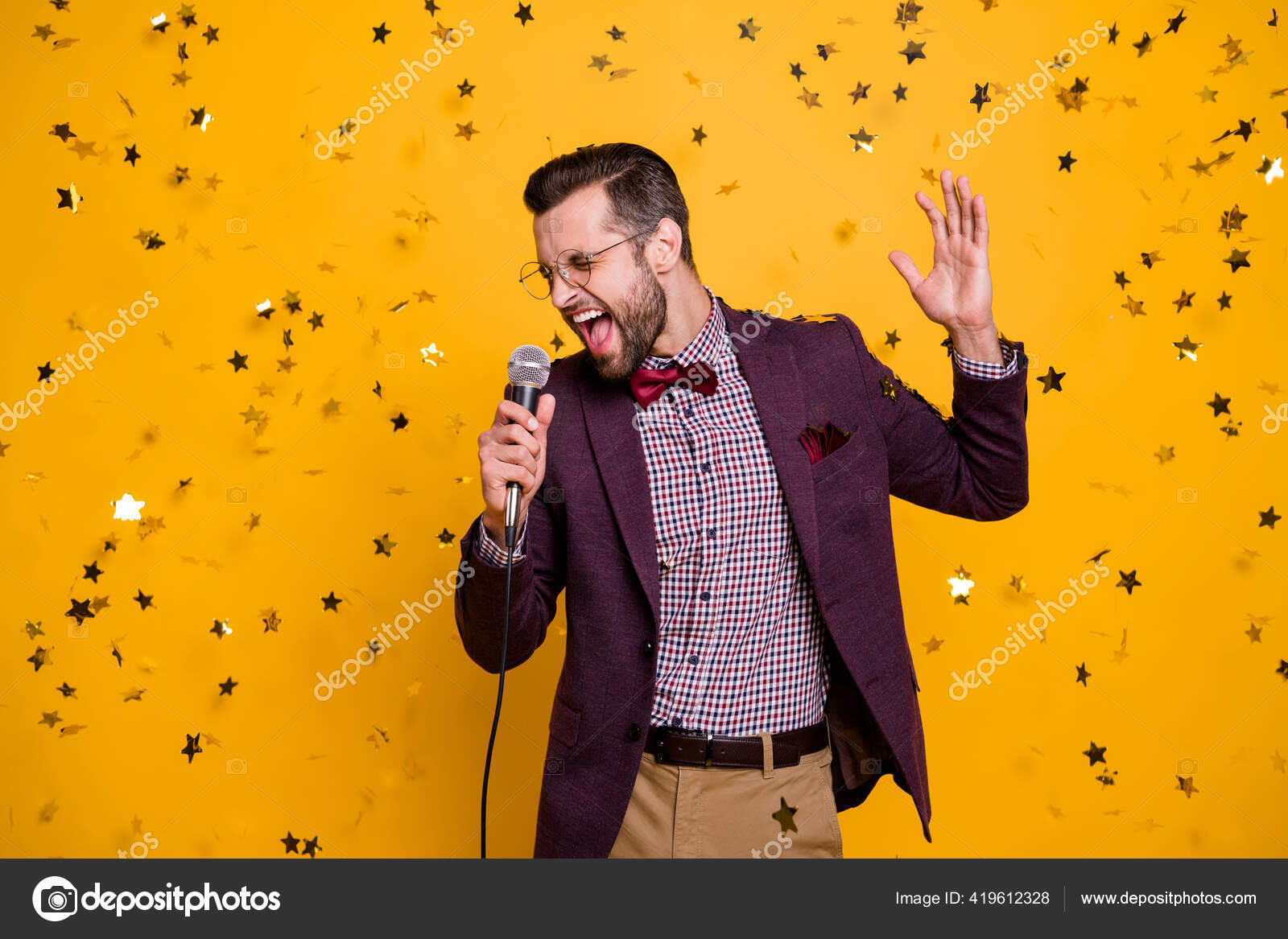 Photo de cool fou beau look élégant gars confettis automne tenir microphone  crier karaoké nuit chanson préférée porter specs cravate arc chemise blazer  pantalon isolé couleur jaune fond image libre de droit