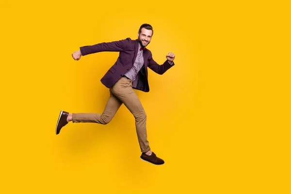 Pleine taille profil photo de beau élégant bien habillé homme d'affaires sauter haut vers le haut ruissellement magasin centre commercial vente saison porter plaid chemise blazer pantalon chaussures isolé couleur jaune fond — Photo