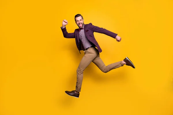 Foto de perfil de longitud completa de la ropa rica guapo tipo elegante bien vestido saltando en alto apresurándose tienda centro comercial venta desgaste camisa a cuadros pantalones pantalones aislados de color amarillo fondo —  Fotos de Stock