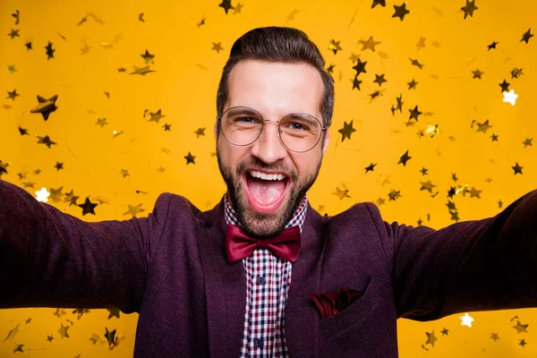 Yakından çekilen havalı, çılgın, havalı, yakışıklı adam konfetisinin fotoğrafı sosyal ağ bloglarında selfie çekerken parti sonrası fotoğraf gözlüğü kravat önlüğü ceket, izole edilmiş sarı arka plan. — Stok fotoğraf