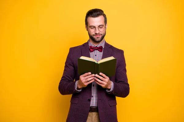 Портрет його привабливий привабливий інтелектуальний хлопець читає цікаву книгу академічного навчання хобі ізольовані над яскравим яскравим сяйвом яскравого жовтого кольору фону — стокове фото