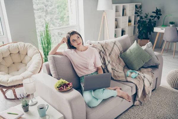 Foto portret van vrouw komt met nieuwe ideeën met laptop zittend op de bank binnen — Stockfoto