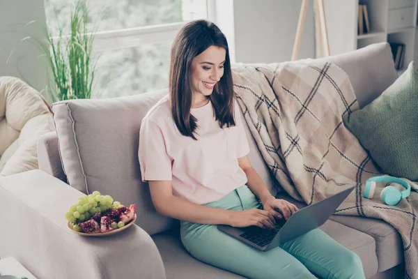 Foto portret van vrouw spelen computer games op laptop zittend op de bank binnen — Stockfoto