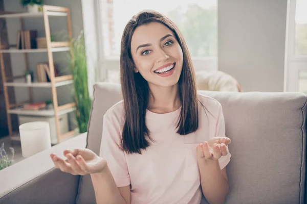 Foto portret van aantrekkelijke brunette meisje zitten op de bank met de handen aan de zijkanten tonen evenwicht binnen — Stockfoto