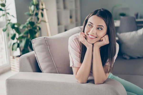 Foto porträtt av ung flicka sitter på soffan tänkande drömmande hålla ansiktet med händerna inomhus — Stockfoto