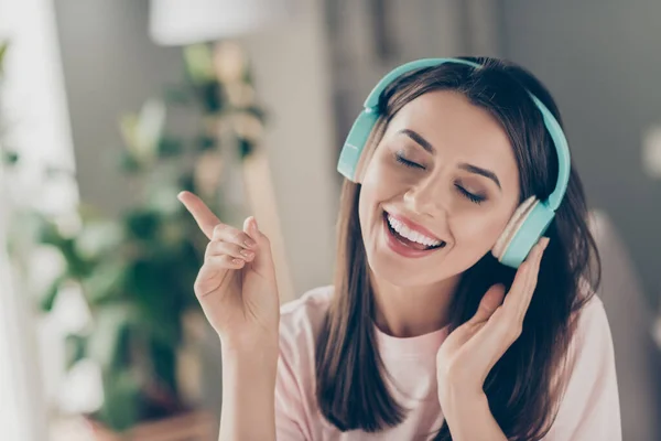 Primer plano retrato de ella ella agradable atractivo bastante encantador alegre soñadora morena chica con auriculares azules escuchar canto golpe alma sonido quedarse en casa apartamento de fin de semana — Foto de Stock