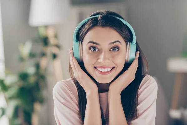 Närbild porträtt av henne hon trevlig attraktiv ganska charmig glad glad glad glad drömmande brunhårig flicka fläkt bär blått headset lyssna radio diagram vistas hemma lägenhet — Stockfoto