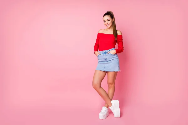 Longitud completa tamaño del cuerpo vista de ella ella agradable atractivo de moda encantador bonito encantador contenido femenino delgado alegre chica posando aislado sobre rosa pastel color fondo — Foto de Stock