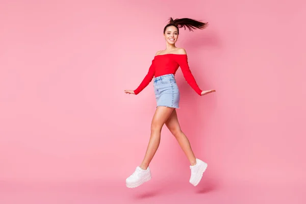 Full body profil zdjęcie dość funky pani skoki wysoki podekscytowany spacery sprzedaż zakupy nosić czerwony otwarte ramiona koszula mini dżinsowa spódnica buty odizolowany pastelowy różowy kolor tło — Zdjęcie stockowe