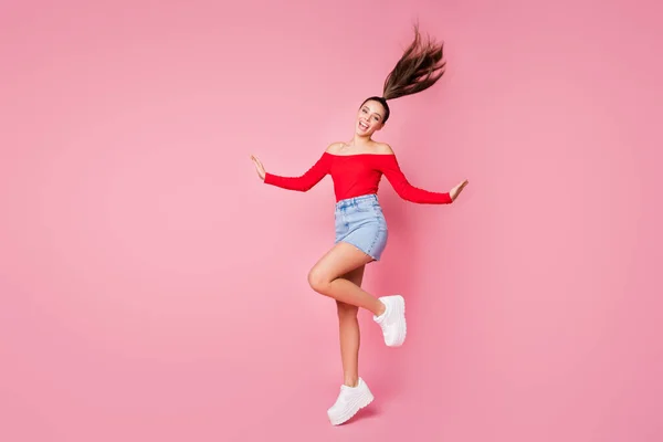 Full length profile photo of pretty funky lady joicing students disco party jumping excited wear red open ώμους shirt mini denim φούστα παπούτσια απομονωμένο παστέλ ροζ χρώμα φόντο — Φωτογραφία Αρχείου