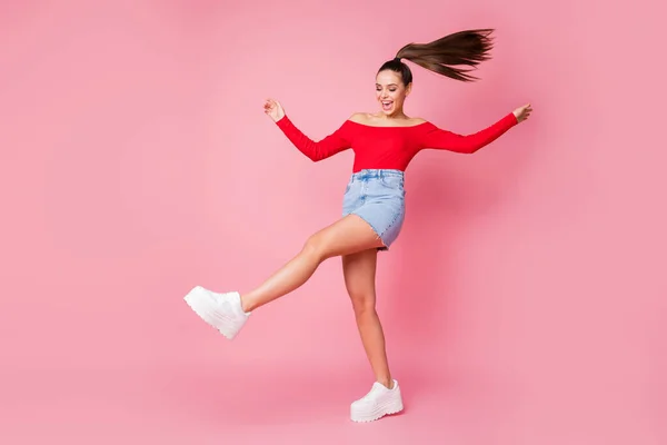 Foto de longitud completa de la señora bastante funky forma delgada regocijo baile estudiantes disco fiesta usar hombros abiertos rojos camisa mini falda de mezclilla zapatos aislados pastel rosa color fondo —  Fotos de Stock