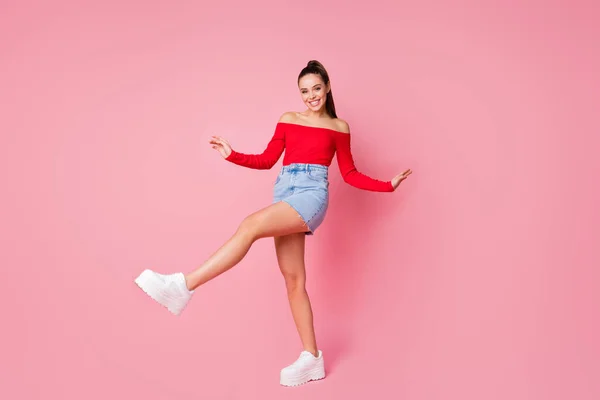 Foto in voller Größe von ziemlich funky unbeschwerte Dame dünne Form jubelnden Tanz Studenten Party tragen rote offene Schultern Hemd Mini-Jeansrock Schuhe isoliert pastellrosa Farbhintergrund — Stockfoto