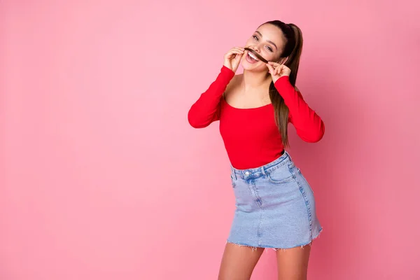 Retrato dela ela agradável-olhando atraente linda bonita cômico funky alegre alegre menina sorrindo se divertindo fazendo falso bigode isolado sobre rosa cor pastel fundo — Fotografia de Stock