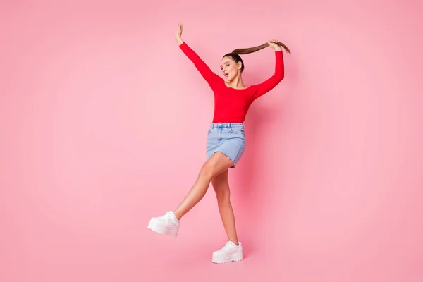 Foto de tamaño completo de la señora despreocupada loca funky forma delgada brazos pierna levantada bailando regocijo desgaste hombros abiertos rojos camisa mini falda de mezclilla zapatos aislados pastel color rosa fondo —  Fotos de Stock