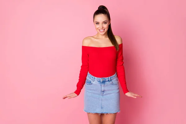 Portret van haar ze mooi uitziende aantrekkelijke mooie mooie mooie prachtige winsome verlegen vrolijke meisje poseren geïsoleerd over roze pastel kleur achtergrond — Stockfoto