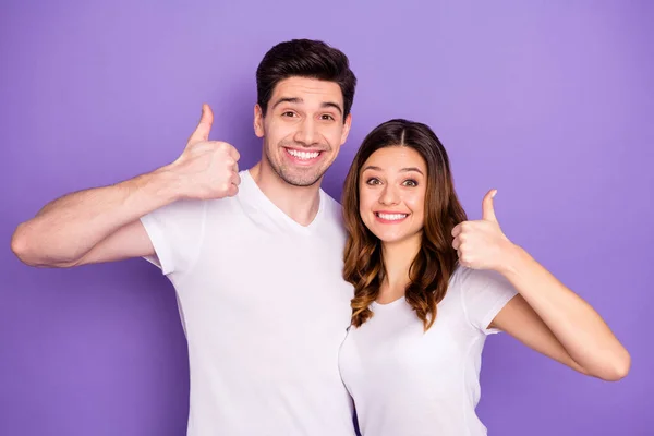 Portret pozytywnych wesołych małżonków pokazać kciuk do góry znak zdecydować wybrać idealne wielkie reklamy promocja nosić białe ubrania izolowane na fioletowym tle koloru — Zdjęcie stockowe