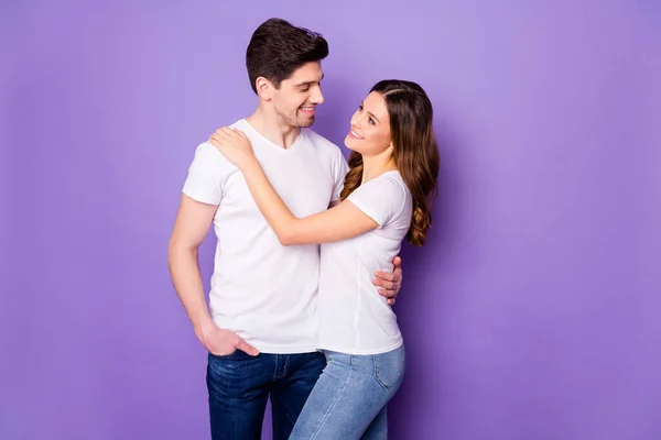 Ritratto di positivo appassionato studenti sposi uomo donna abbraccio coccole godere insieme riposo indossare casual stile jeans di jeans isolato su sfondo di colore viola — Foto Stock