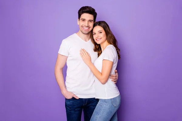 白いTシャツを着た2人の素敵な幸せなypungの人々の写真は、孤立した紫色の背景を抱いています — ストック写真