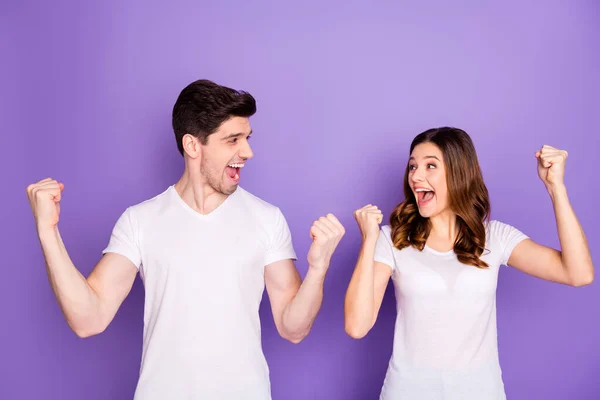 Portret ekstatycznych szczęśliwych małżonków wygrać miesiąc miodowy loteria podnieść pięści krzyczeć tak nosić dobry wygląd ubrania odizolowane na fioletowym tle koloru — Zdjęcie stockowe