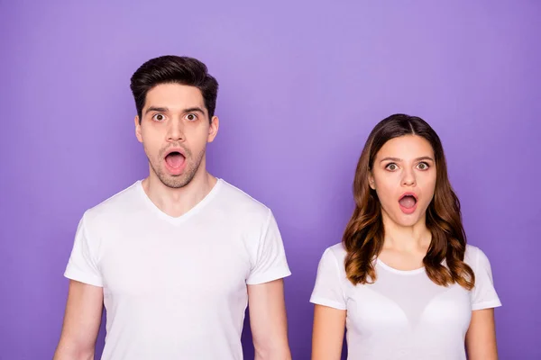 Foto vacker dam stilig kille chockad par missnöjd öppna munnen lyssna nyheter corona virus karantän bära casual vita t-shirts isolerade lila pastell färg bakgrund — Stockfoto