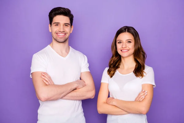 Photo lady guy studenten paar staan samen armen gekruist zelfverzekerde teamgenoten zakenmensen jonge succesvolle freelancers dragen casual witte t-shirts geïsoleerde paarse kleur achtergrond — Stockfoto