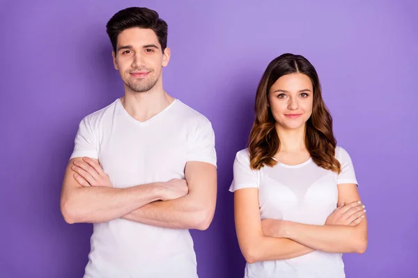 Foto koele vrolijke dame knappe man paar armen gekruist vertrouwen een team leden betrouwbare werknemers dragen casual witte t-shirts geïsoleerde paarse pastel kleur achtergrond — Stockfoto