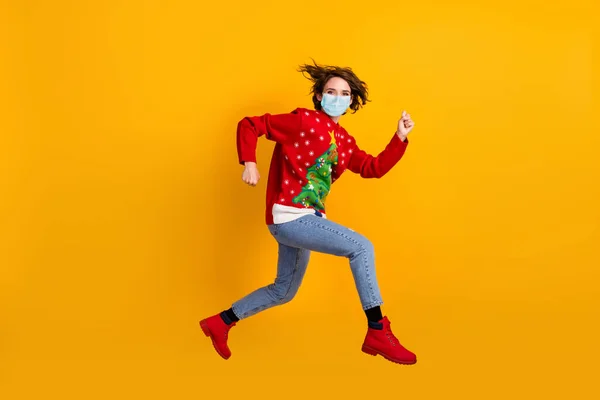 Foto lateral de perfil de tamaño completo de niña salto correr desgaste máscara árbol de navidad jersey jersey jeans aislado brillo color fondo — Foto de Stock