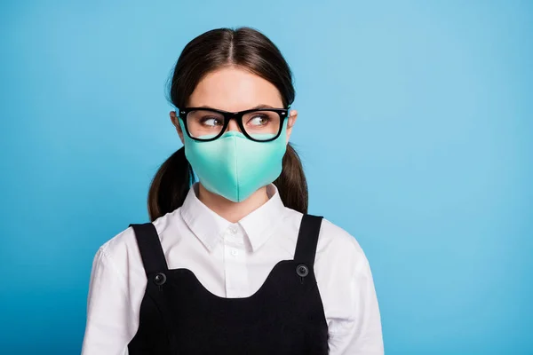 Close-up portret van haar ze mooi aantrekkelijk nieuwsgierig meisje dragen herbruikbare veilige masker quarantaine ziekte preventie thuis blijven zelf isolatie geïsoleerd helder levendig glans levendige blauwe kleur achtergrond — Stockfoto