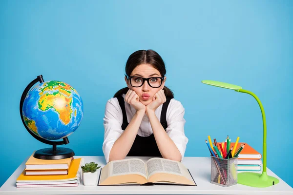 Foto de bastante lindo a-level estudiante niña sentarse mesa hacer labios enfurecido regordeta disfrutar de los cursos de la universidad académica prueba de desgaste blanco blusa negro uniforme general aislado azul color fondo — Foto de Stock