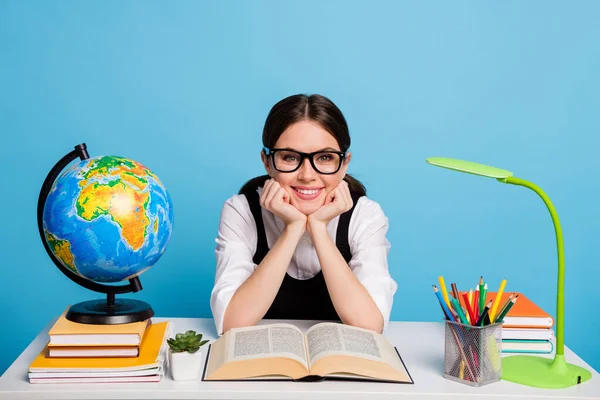 Foto positiva a-level high school student girl sit table leer geografía globo libro de texto disfrutar de cursos académicos usar blusa blanca negro uniforme general aislado color azul fondo — Foto de Stock