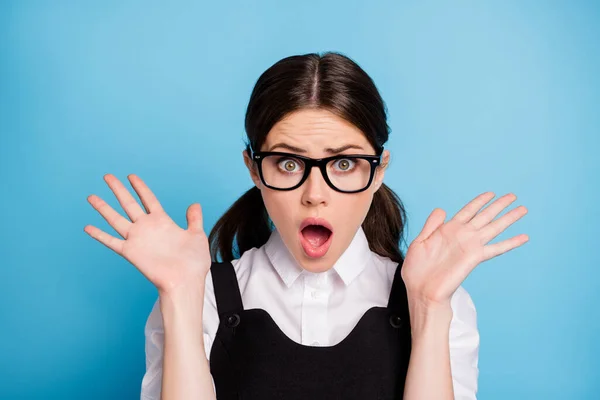 Close-up portret jej ona ładny atrakcyjny piękny dość zaniepokojony brunetka uczennica nerd geek panika złe wieści egzamin test znak izolowany na jasny żywy połysk żywy niebieski kolor tło — Zdjęcie stockowe