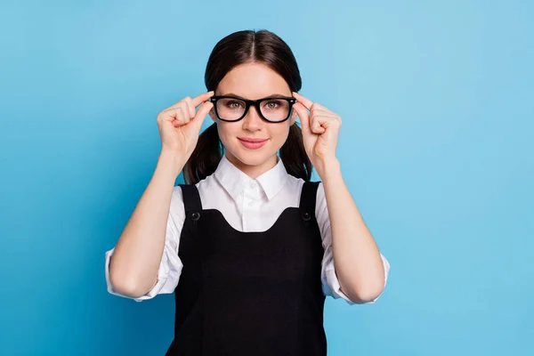 Fotografie okouzlující spolehlivá dívka student dotykové ruce brýle připraven naučit lekce nosit uniformu celkově izolované přes modré barvy pozadí — Stock fotografie