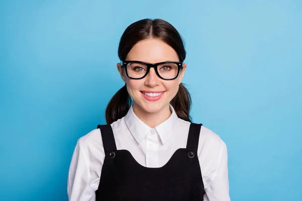 Primer plano retrato de ella ella agradable atractivo bastante encantador genio inteligente conocedor alegre alegre adolescente colegiala aislado en brillante brillo vivo vibrante color azul fondo — Foto de Stock