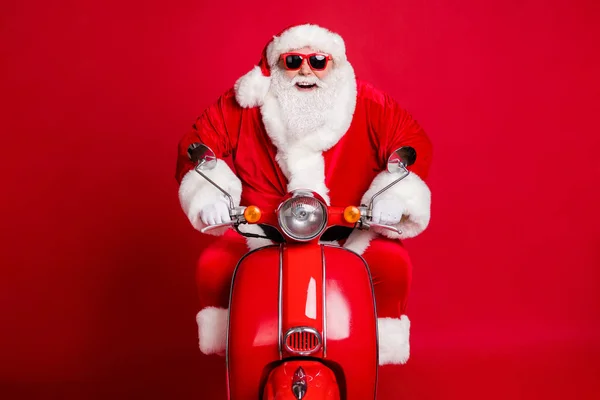 Voel je jong. Foto van gepensioneerde opa witte baard rijden retro bromfiets snel overschrijden snelheid limiet lege snelweg adrenaline slijtage x-mas kostuum jas zonneglas kap geïsoleerde rode kleur achtergrond — Stockfoto