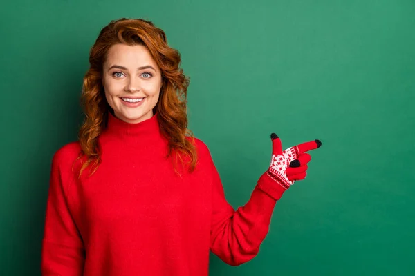Foto de encantadora dama joven dedo directo espacio vacío usar manoplas de jersey rojo aislado fondo de color verde —  Fotos de Stock
