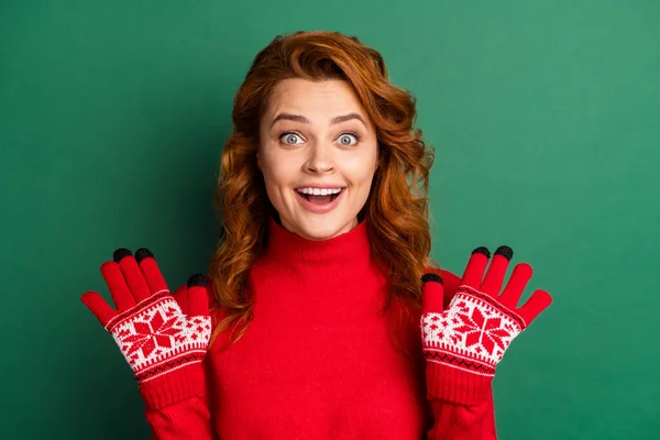 Fotografie šílené ohromen dívka zvednout dlaně otevřené ústa bílý úsměv nosit červený svetr palčáky izolované zelené barvy pozadí — Stock fotografie