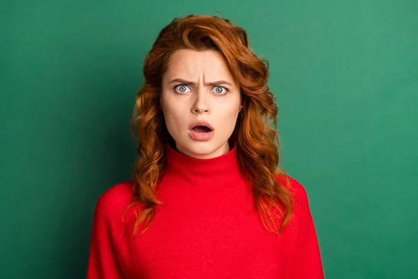 Foto von verwirrt rothaarige Mädchen mit offenem Mund starrt Kamera tragen roten Pullover isoliert grüne Farbe Hintergrund — Stockfoto