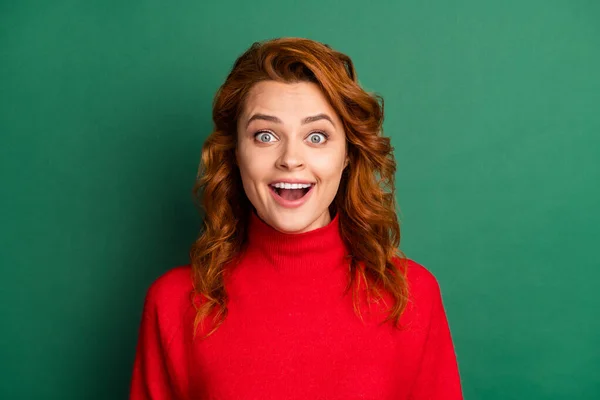 Φωτογραφία από όμορφη νεαρή κοπέλα ενθουσιασμένοι πρόσωπο ματιά κάμερα φορούν κόκκινο πουλόβερ απομονωμένο πράσινο χρώμα φόντο — Φωτογραφία Αρχείου