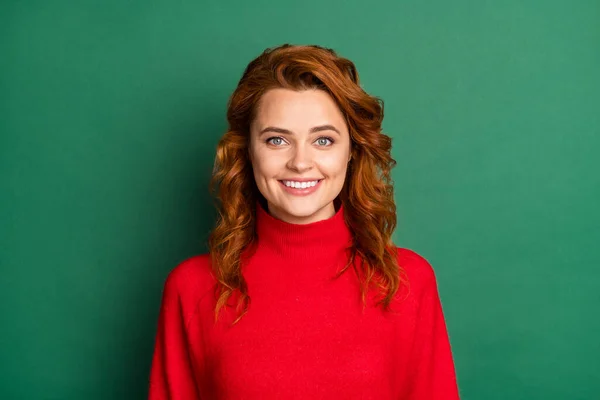 Foto de la encantadora joven foxy chica toothy radiante sonrisa usar jersey rojo aislado color verde fondo — Foto de Stock