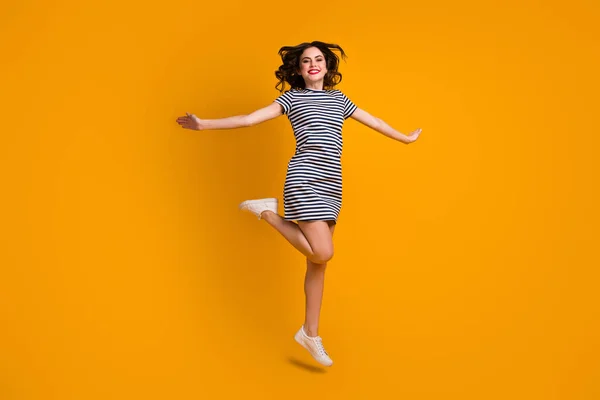 Corpo inteiro foto de funky curly senhora salto alta espalhar as mãos lados fim de semana regozijando dia ensolarado desgaste branco casual listrado vestido curto calçado isolado cor amarela fundo — Fotografia de Stock