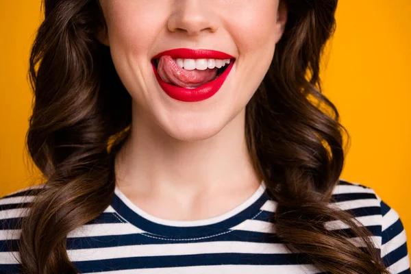 Closeup recortado foto de senhora muito ondulado lambendo língua vermelho brilhante fascínio macio lábios perfeito dente sorriso desgaste branco casual listrado t-shirt isolado cor amarela fundo — Fotografia de Stock